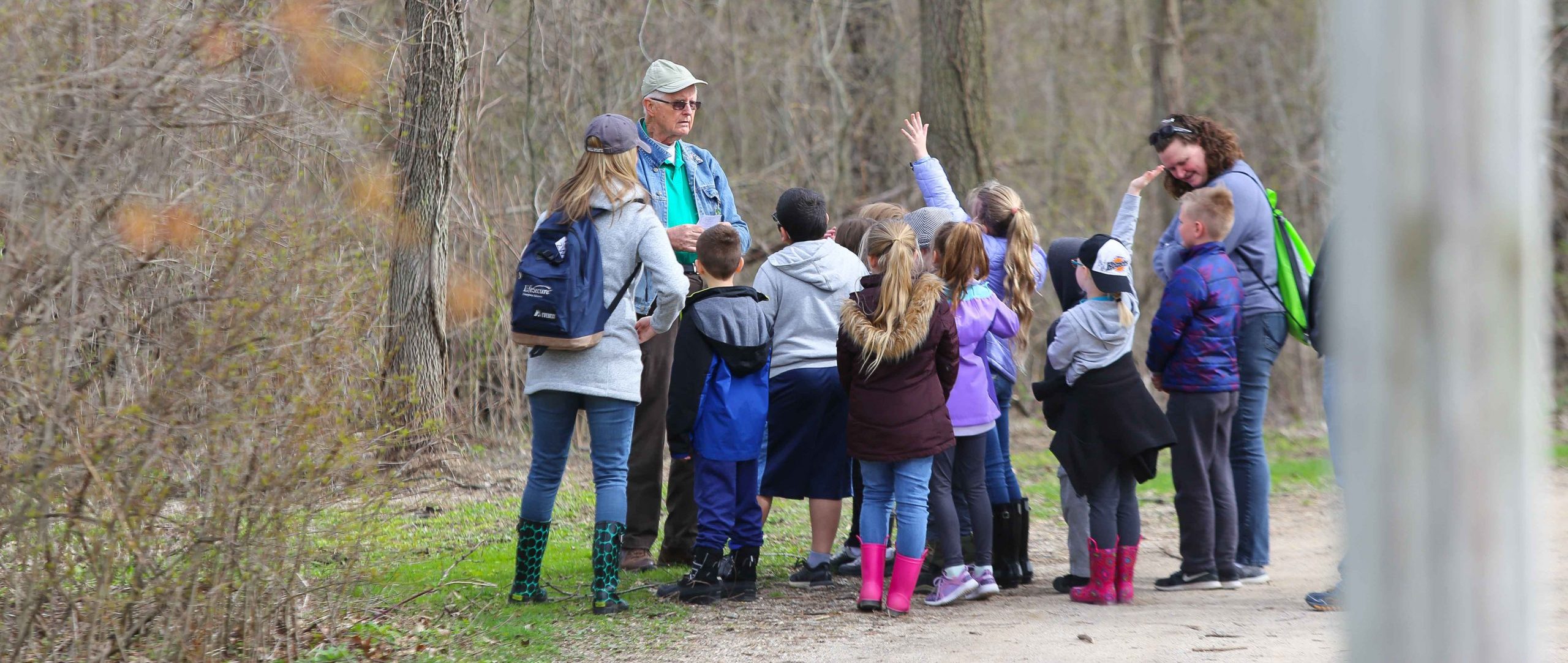 volunteer teaching field trip group